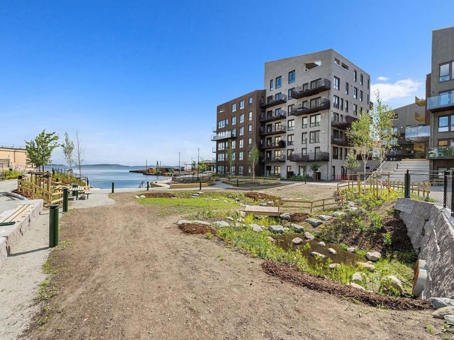 Modern 2 Bedroom In Center *