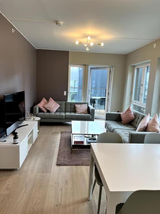 Modern 2 Bedroom In Center Leilighet