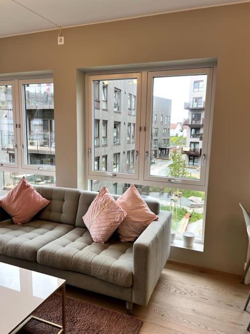 Modern 2 Bedroom In Center Leilighet